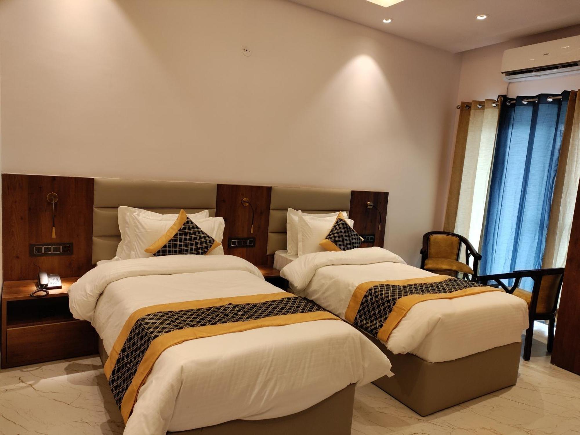 Emerald Suites Greater Noida Phòng bức ảnh