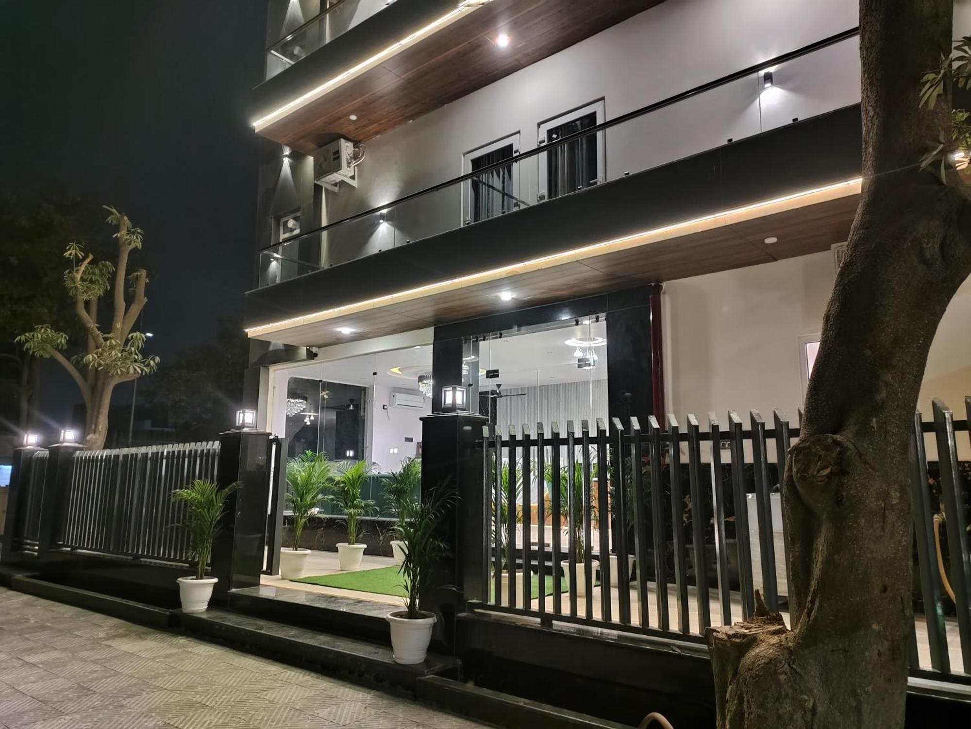Emerald Suites Greater Noida Ngoại thất bức ảnh