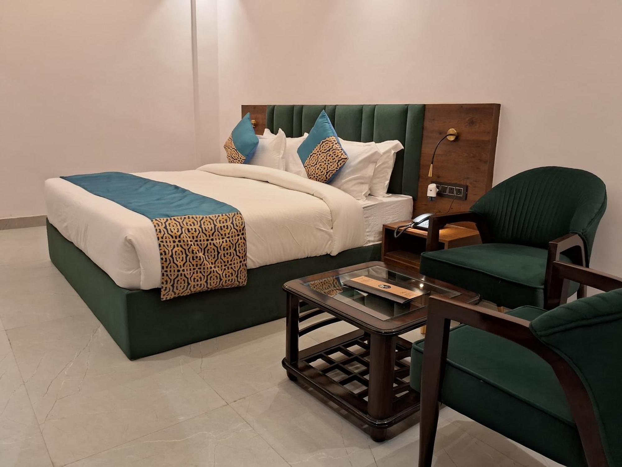 Emerald Suites Greater Noida Phòng bức ảnh