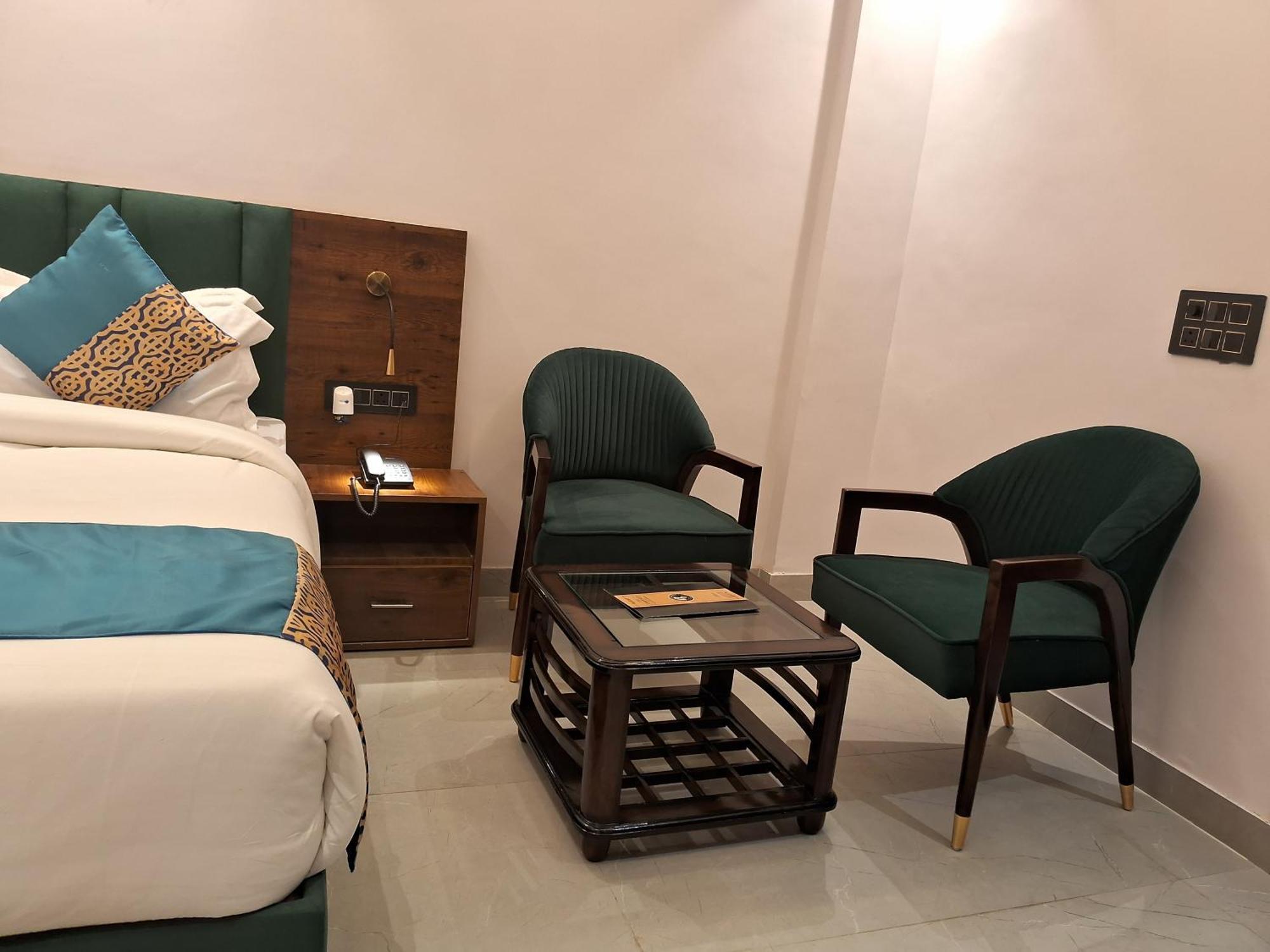 Emerald Suites Greater Noida Phòng bức ảnh