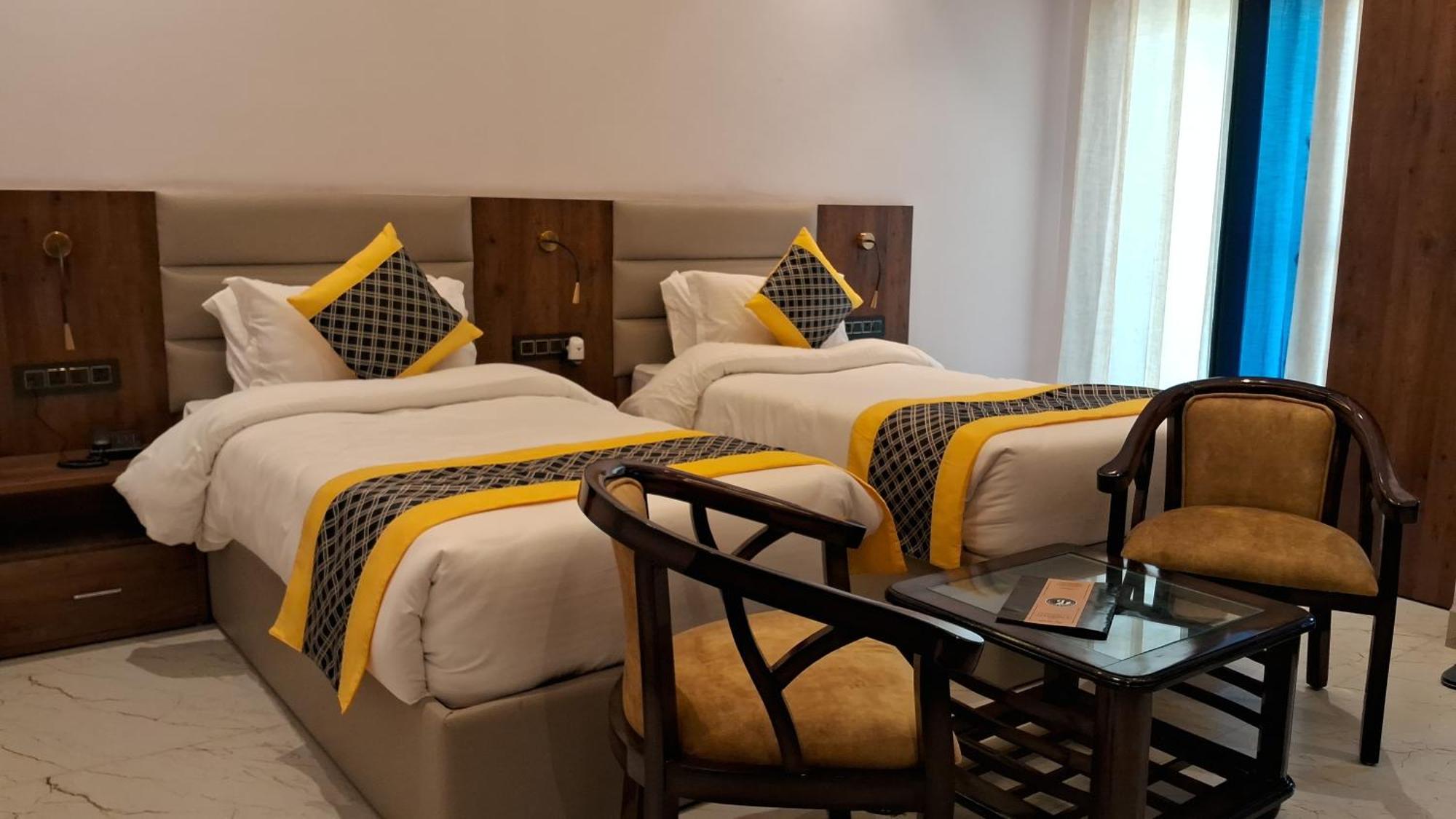 Emerald Suites Greater Noida Phòng bức ảnh