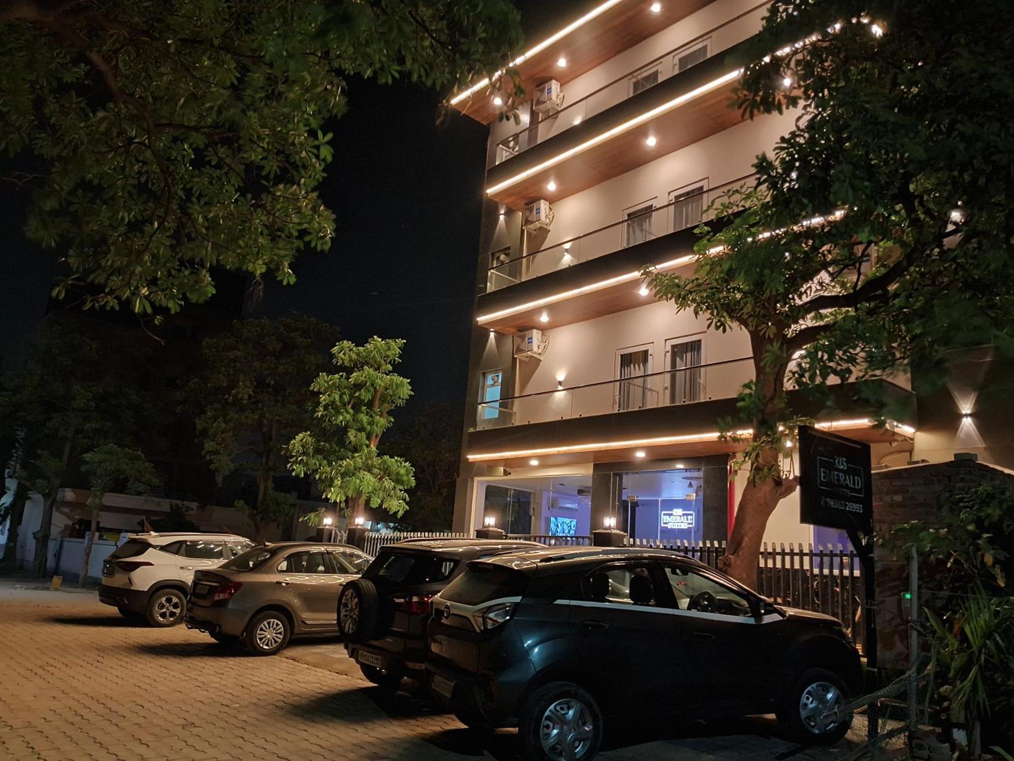 Emerald Suites Greater Noida Ngoại thất bức ảnh