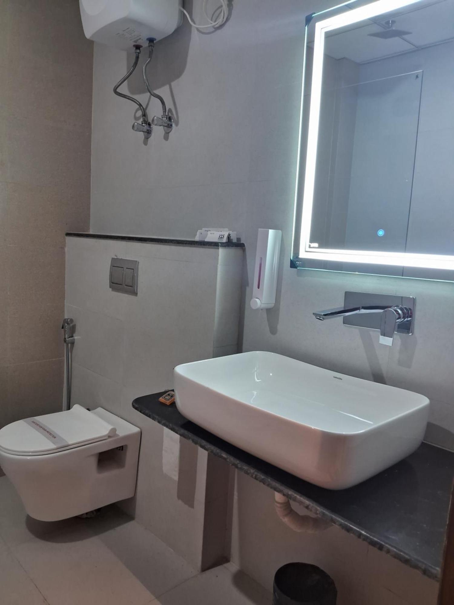 Emerald Suites Greater Noida Phòng bức ảnh