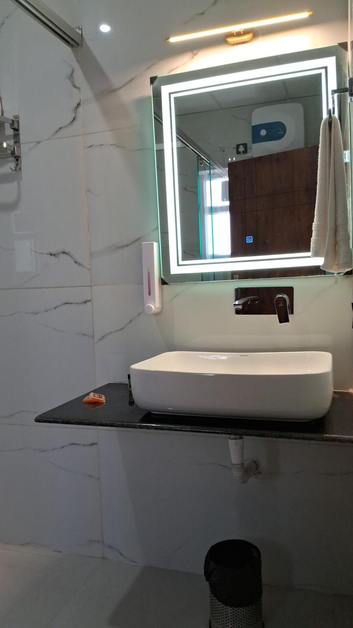 Emerald Suites Greater Noida Phòng bức ảnh