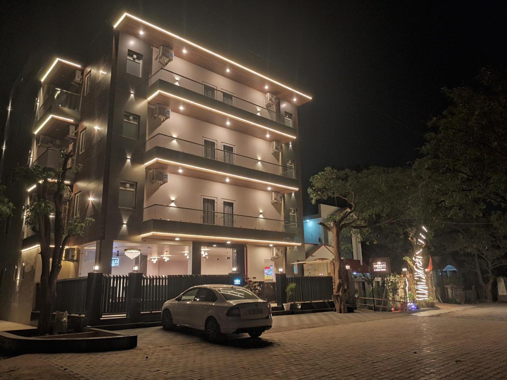 Emerald Suites Greater Noida Ngoại thất bức ảnh