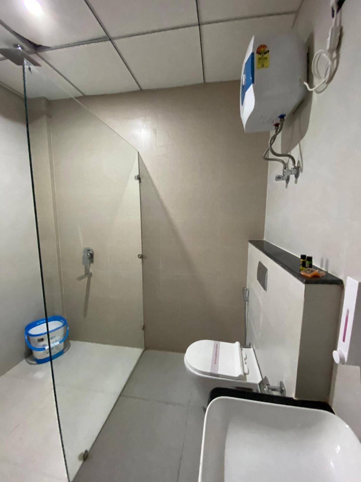 Emerald Suites Greater Noida Phòng bức ảnh