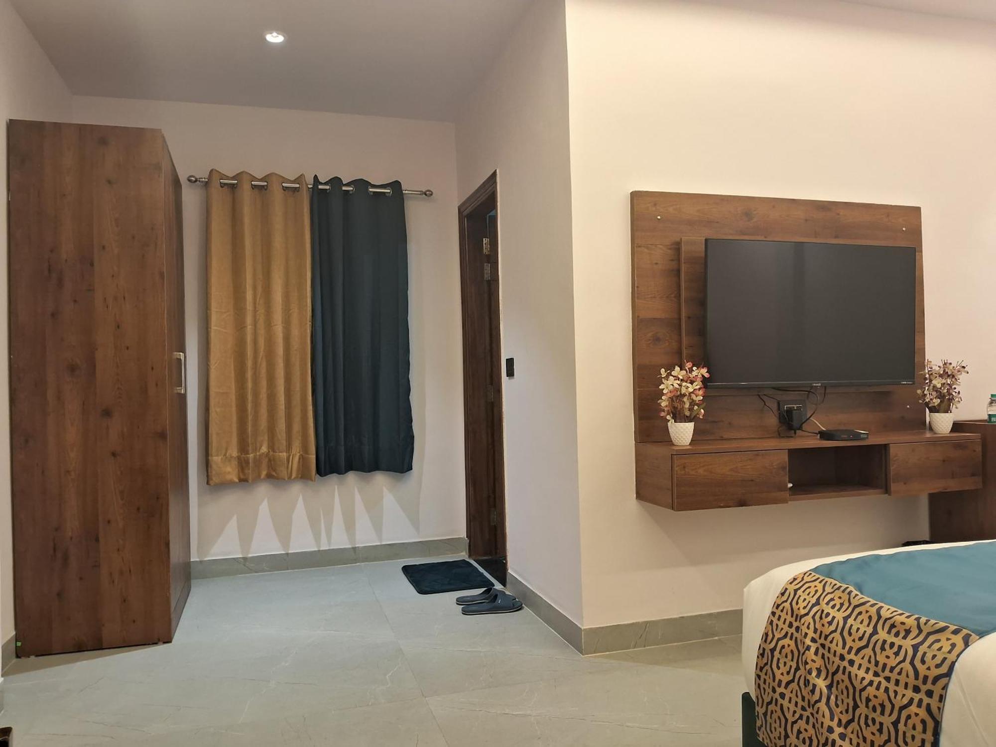 Emerald Suites Greater Noida Phòng bức ảnh
