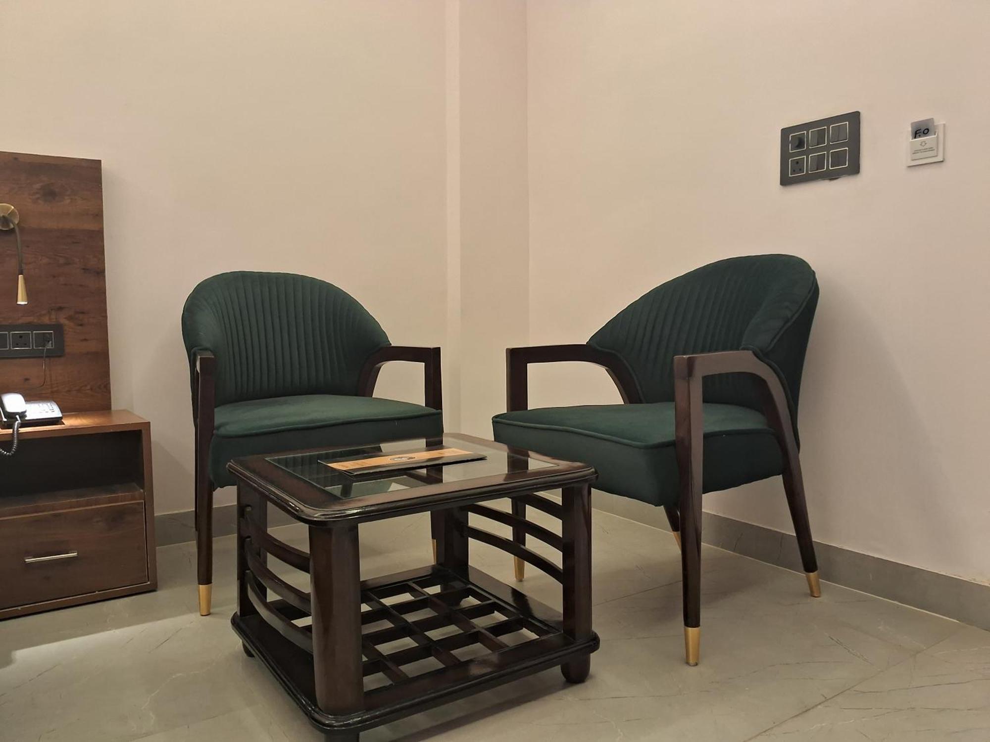 Emerald Suites Greater Noida Phòng bức ảnh