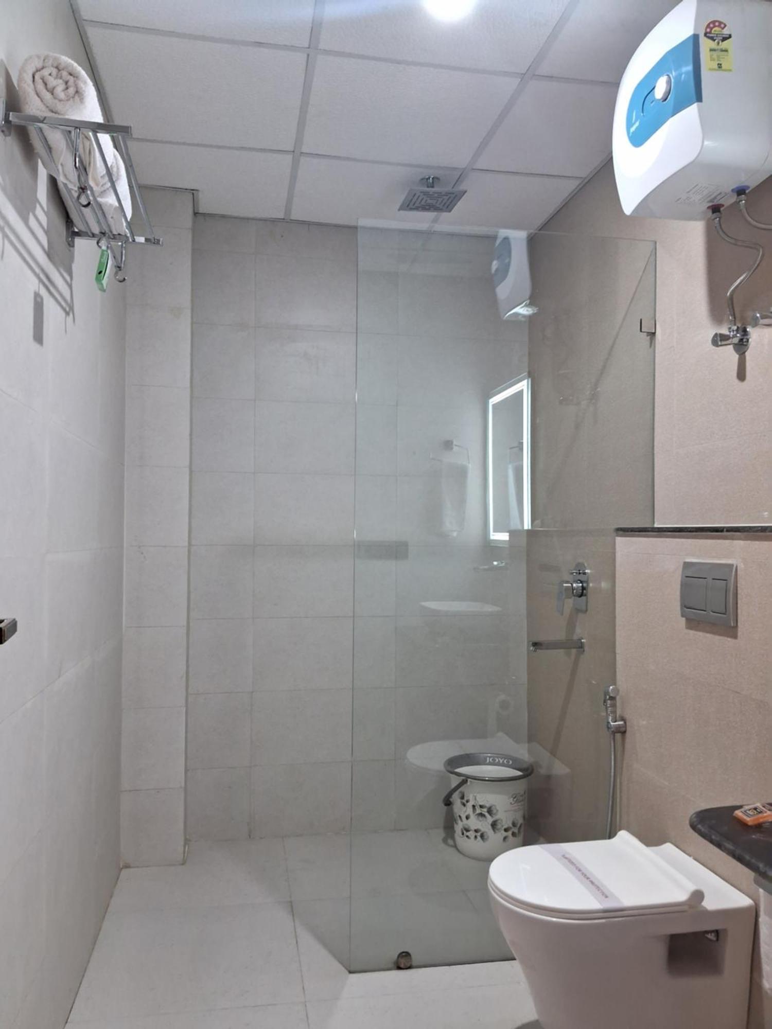 Emerald Suites Greater Noida Phòng bức ảnh