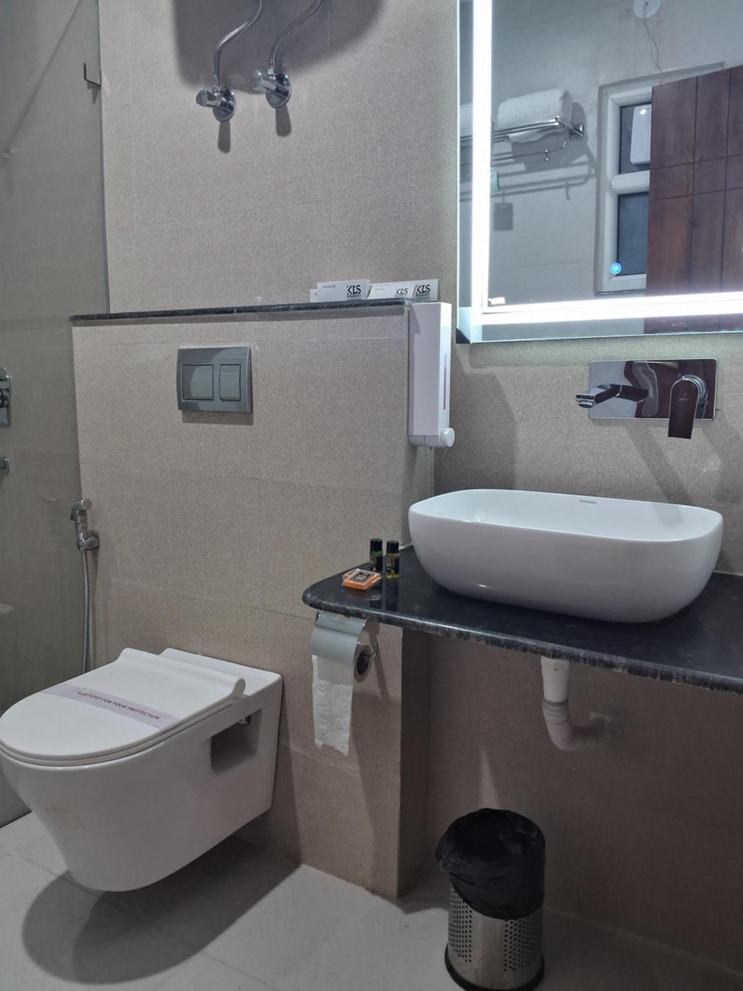 Emerald Suites Greater Noida Phòng bức ảnh